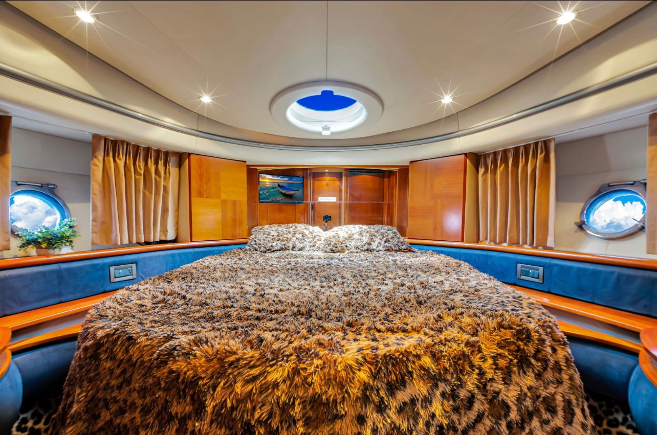 60ft Azimut Pink