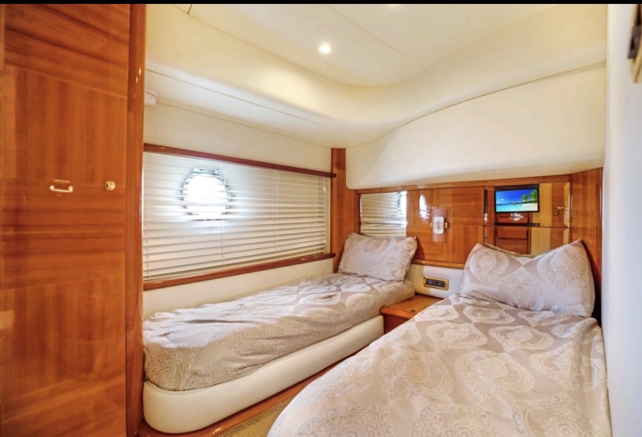 70ft Azimut Pink