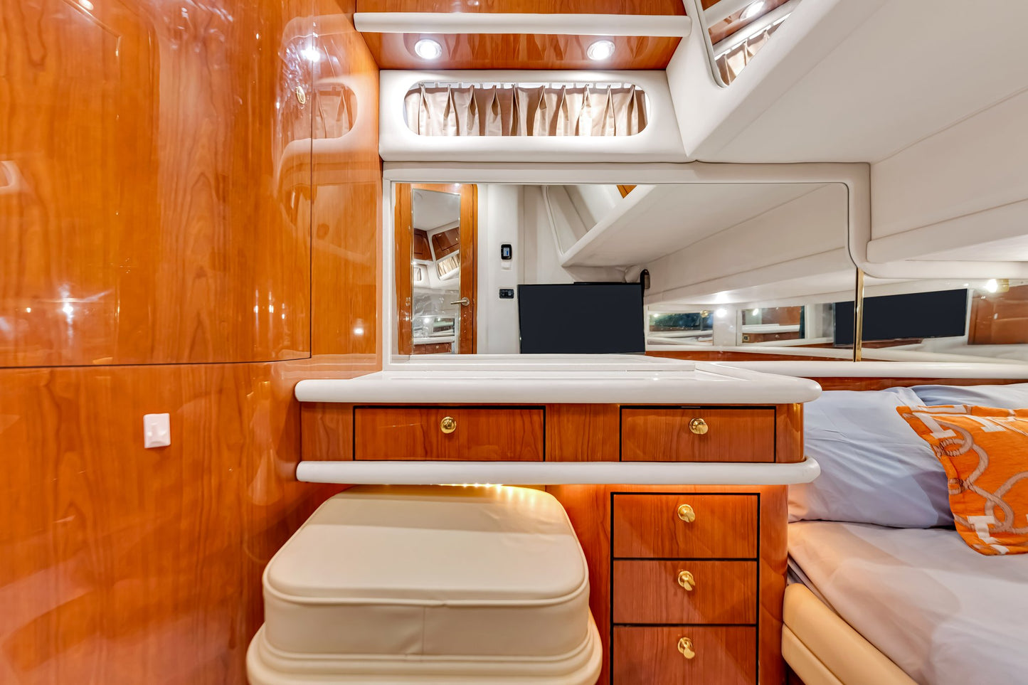 65ft Sea Ray Liv