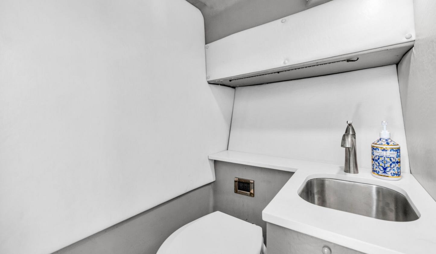 42ft Sirena (NYE Fireworks Show)