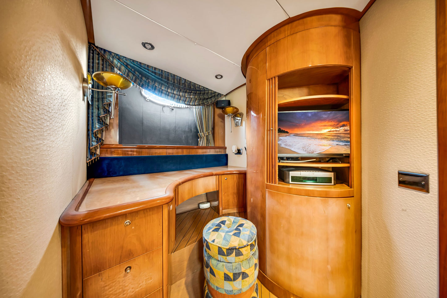 70ft Aicon