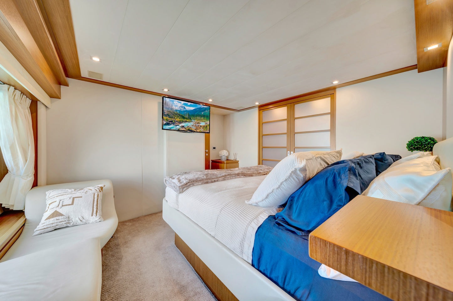 85ft Ferreti Destiny (NYE Fireworks Show)