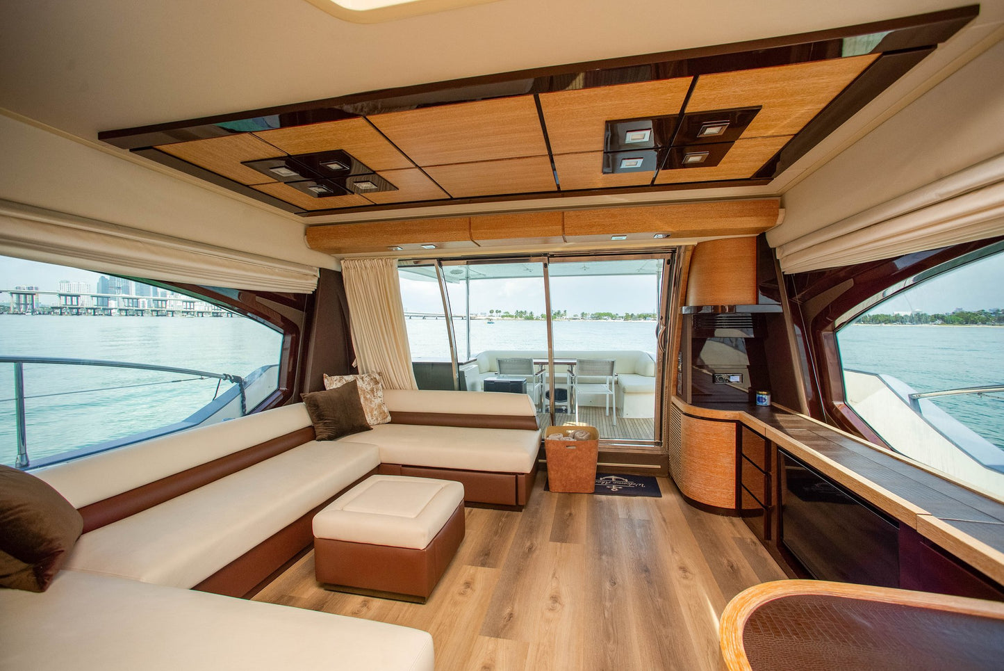 70ft Azimut 211