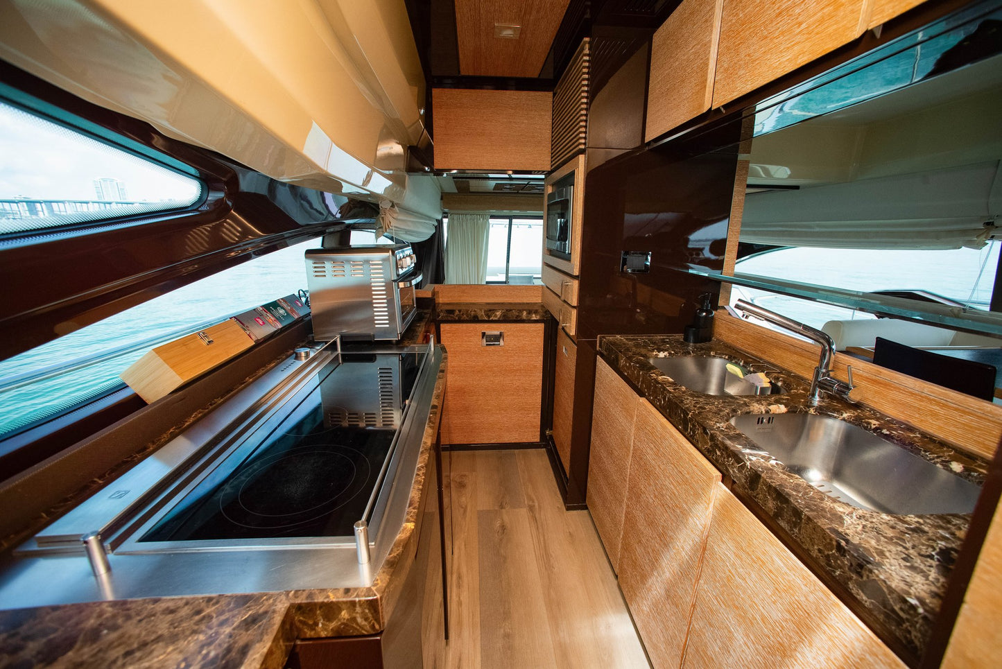 70ft Azimut 211