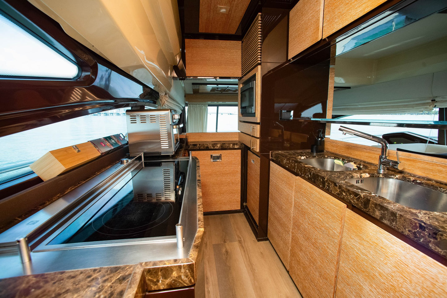 70ft Azimut 211