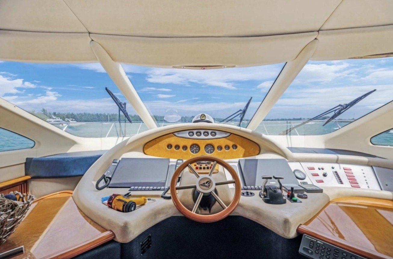 70ft Azimut Pink