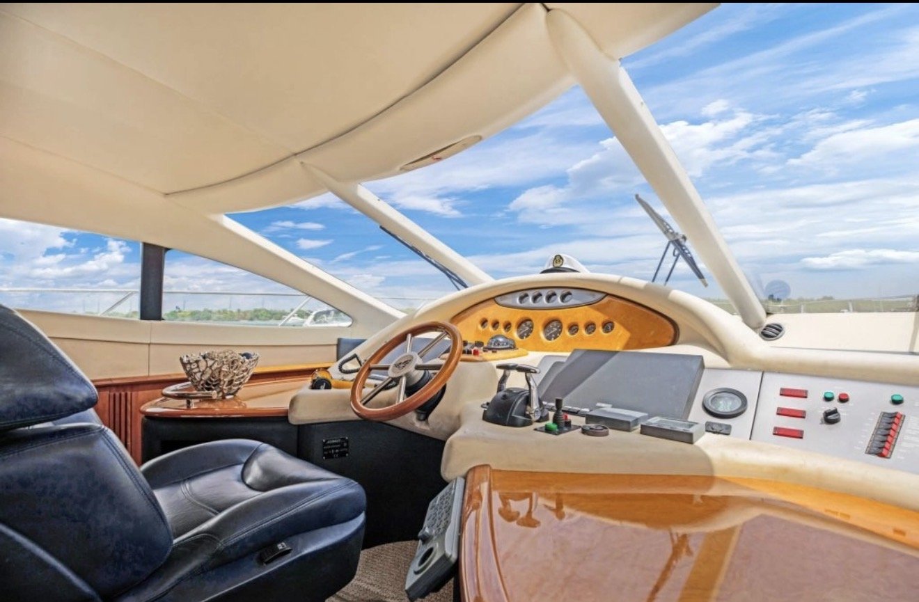 70ft Azimut Pink