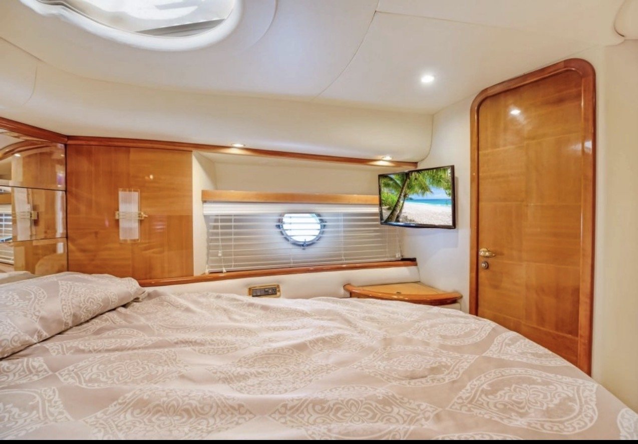 70ft Azimut Pink